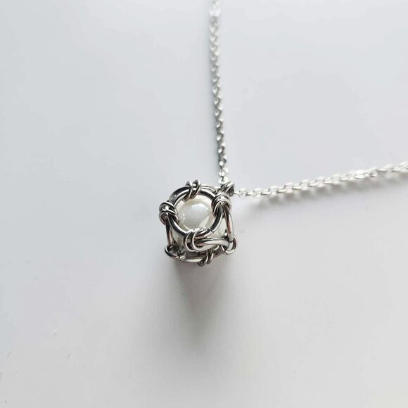 Vintage classic & elegant small silver chain and caged pearl necklace - Picture 4 of 8